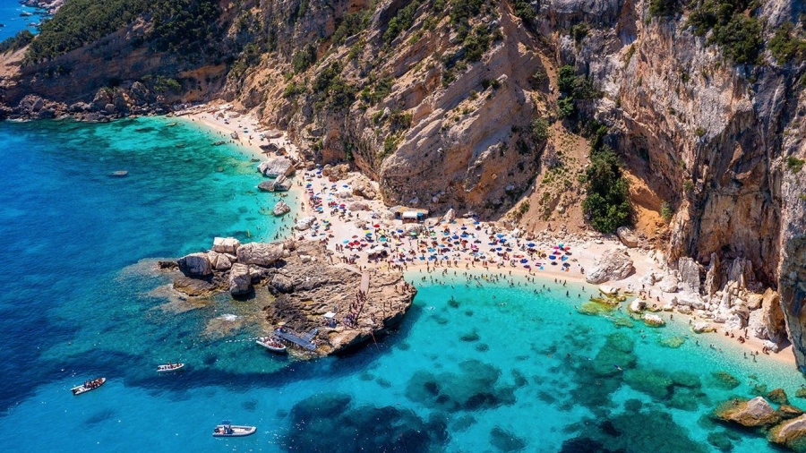 Τουρίστας προσπάθησε να διαφύγει στη Γαλλία με 41 κιλά ... βότσαλα που είχε αποσπάσει από παραλία της Σαρδηνίας