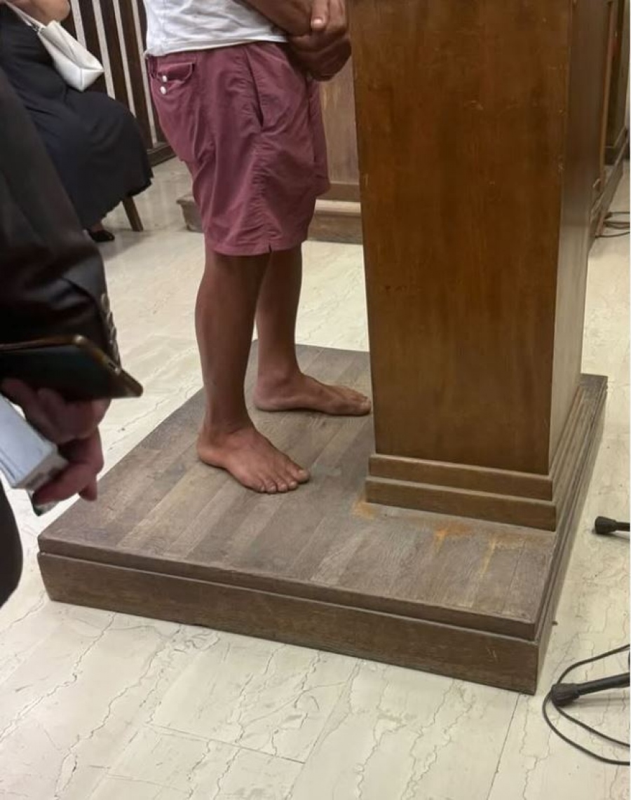 Έπιασαν οι ζέστες... Σαν στο σπίτι του κατηγορούμενος: Ξυπόλυτος στον ναό της Δικαιοσύνης