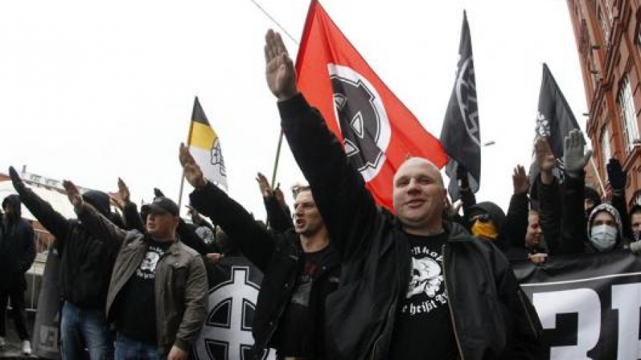 Η Ρωσία δεν είναι Ουκρανία - Ναζί έφηβος έσκισε τη «Σημαία της Νίκης» και συνελήφθη