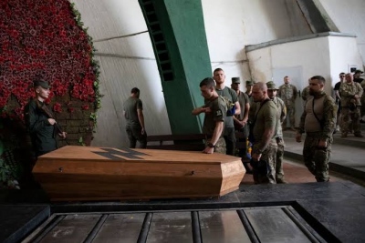 Παγανιστικές κηδείες με ειδικά φέρετρα από εταιρία... μπιλιάρδου για τους νεοναζί του τάγματος Azov: Φέρουν ναζιστικό σύμβολο Wolfsangel