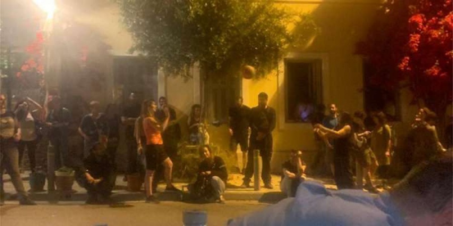 Πρόκληση αντιεξουσιαστών κατά Κώστα Μπακογιάννη στα Άνω Πετράλωνα