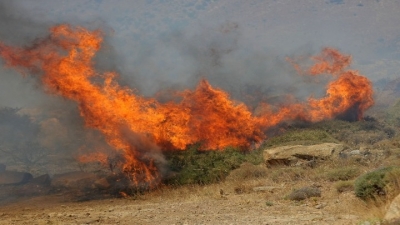 Σε εξέλιξη μεγάλη πυρκαγιά στην περιοχή Φανάρια στην Αρχαία Κόρινθο - Μήνυμα από το 112