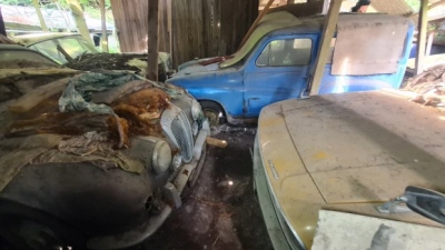 Απίθανη έκπληξη χιλιάδων λιρών: Βρετανός ανακάλυψε ξεχασμένο γκαράζ με αυτοκίνητα αντίκες μεγάλης αξίας