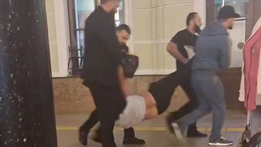 «Δεν τον βασάνισαν πολύ»: Η Τσετσενία εξηγεί πώς ένας blogger κατέληξε στο πορτμπαγκάζ μιας Mercedes