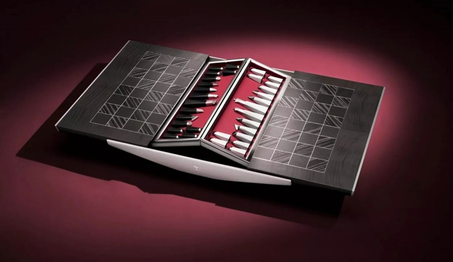 Μια σκακιέρα που αφήνει το σκάκι σε δεύτερη μοίρα