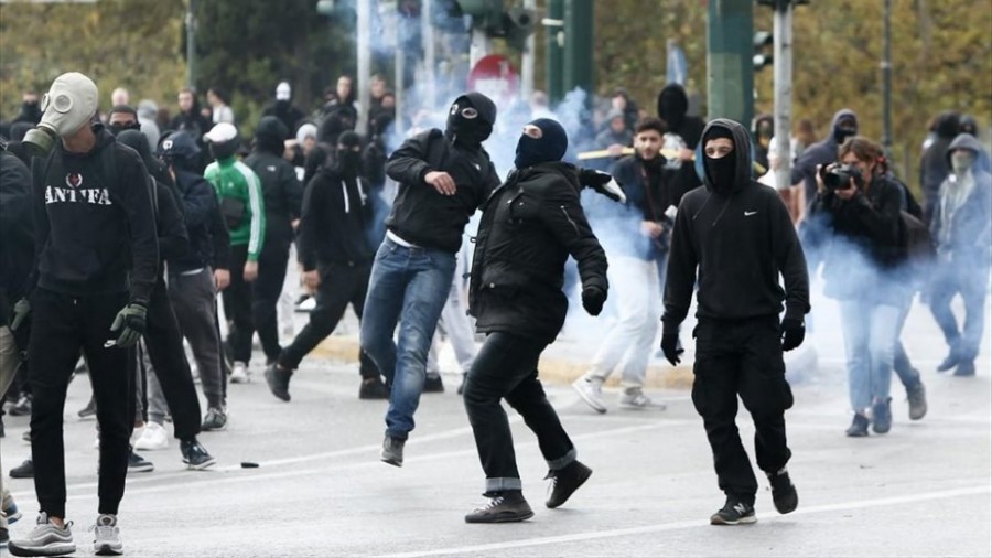 Ειδικοί φρουροί καταγγέλλουν ότι αξιωματικός απέτρεψε σύλληψη στην πορεία του Συντάγματος