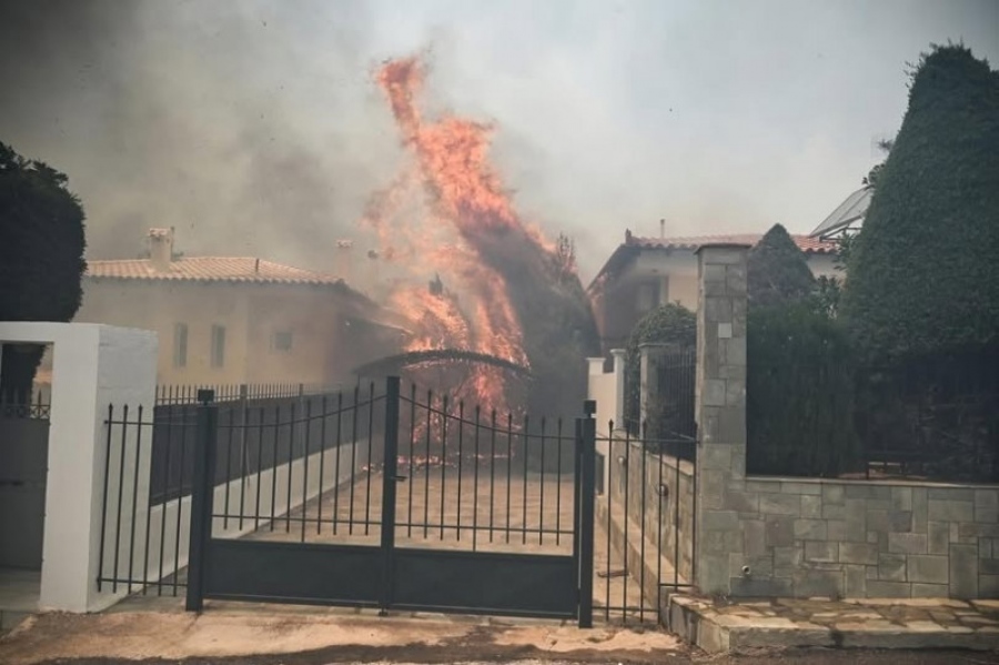 Στάχτη και αποκαΐδια σε Παλαιά Φώκαια, Ανάβυσσο - Ζημιές σε σπίτια, υπό έλεγχο η φωτιά - Φόβοι για αναζωπυρώσεις