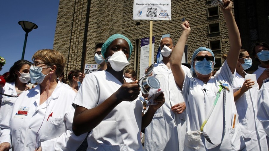 Γαλλία: Γιατροί και νοσηλευτές διαδηλώνουν με σύνθημα, «θέλουμε χρήματα, όχι παράσημα»