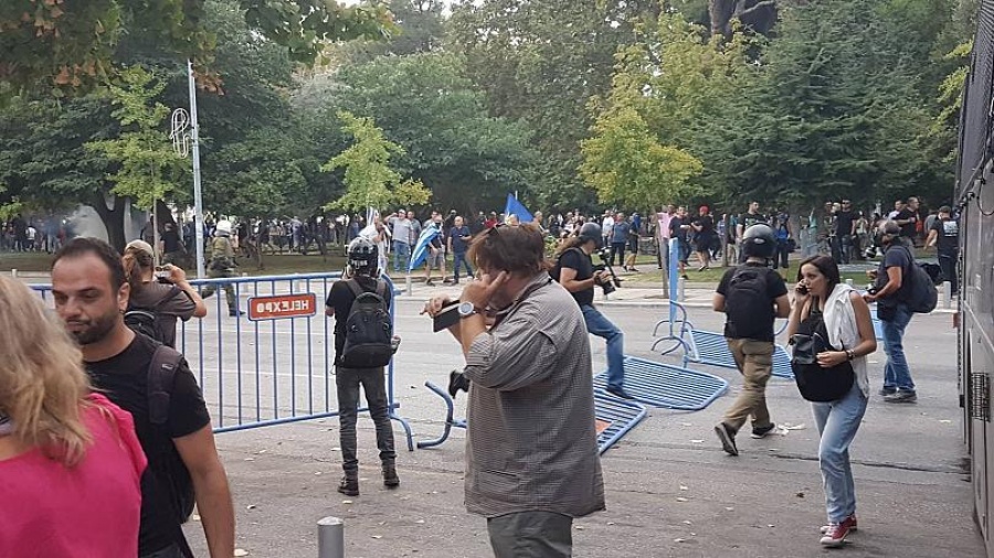 Σε κλοιό διαδηλωτών ο Τσίπρας στη Θεσσαλονίκη - Ένταση, επεισόδια και τραυματίες στο συλλαλητήριο για το Μακεδονικό