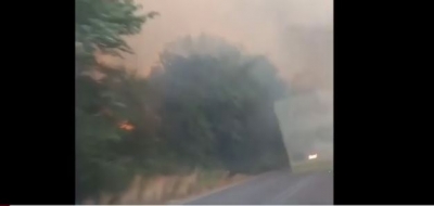 Αυτοκίνητο στο Καστράκι περνάει μέσα από την πύρινη λαίλαπα