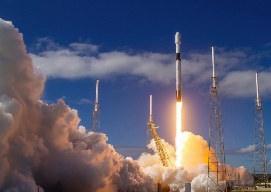 Η Space X εκτόξευσε άλλους 60 μικροδορυφόρους Starlink για παροχή παγκόσμιου φθηνού ευρυζωνικού Ίντερνετ