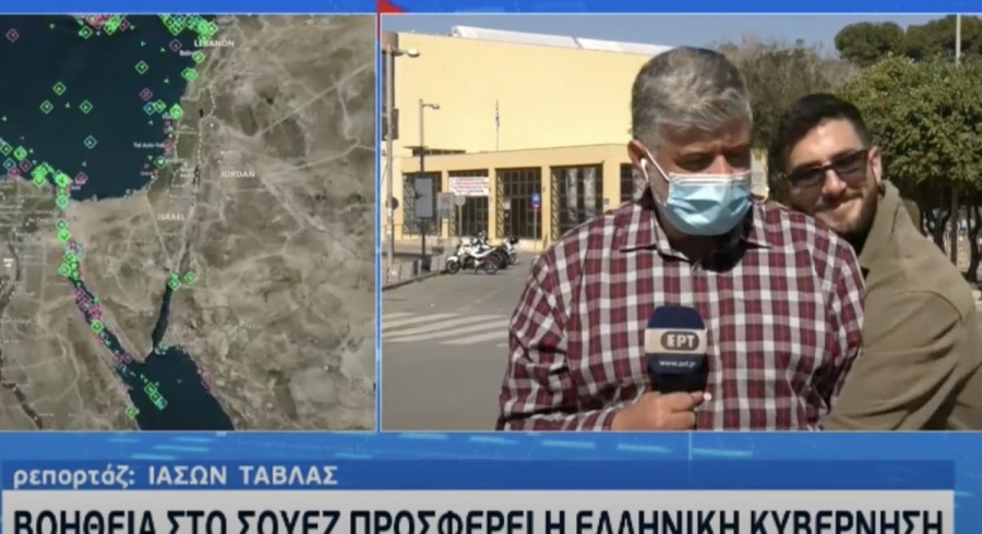 Περαστικός αγκάλιασε ρεπόρτερ της ΕΡΤ την ώρα της μετάδοσης και έγινε... viral