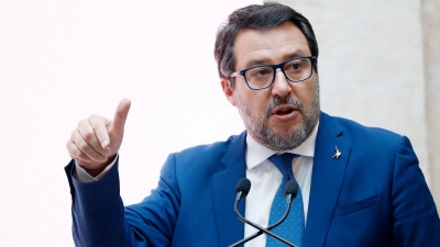 Ιταλία: O Salvini αποκηρύσσει τις συνθετικές μπριζόλες, τα κινεζικά αμάξια και τον ... πολεμοκάπηλο Macron