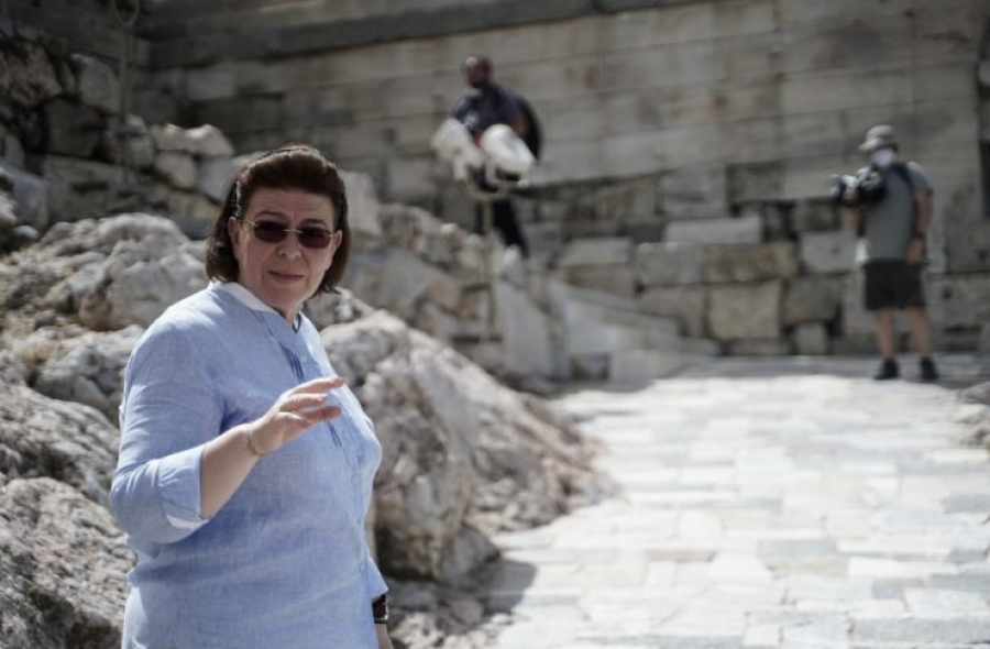 Αντιδράσεις για την πρόβλεψη να μπει επιγραφή με το όνομα της Λίνας Μενδώνη στην Ακρόπολη - Διαψεύδει το Υπουργείο