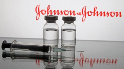 Το εμβόλιο της Johnson & Johnson συνδέεται με δύο σοβαρές παρενέργειες, θρομβοεμβολής και επίθεσης στα αιμοπετάλια