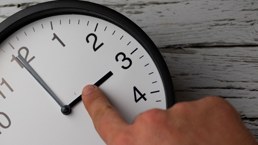 Νέα μελέτη ανατρέπει τα πάντα: Η αλλαγή ώρας μας μετατρέπει σε «ζόμπι»