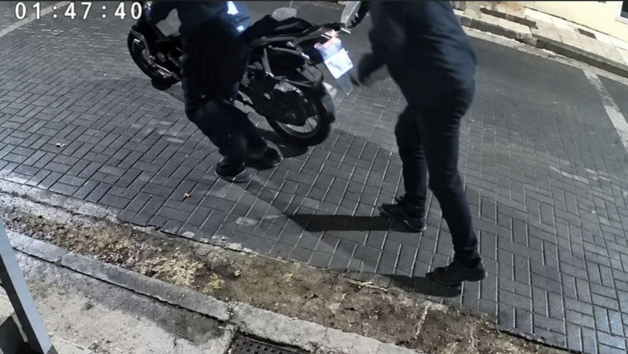 Ραφήνα: Έσπασαν το τιμόνι μηχανή με κλωτσιά και την έκλεψαν σε 5 δευτερόλεπτα - VIDEO