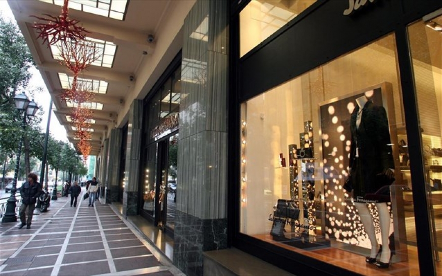 Κυβερνητικές πηγές: Δεν εξετάζεται υποχρεωτικό μειωμένο ωράριο στα καταστήματα