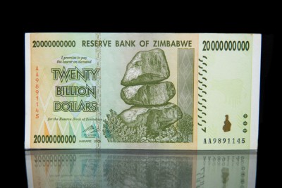 Κράτη και κεντρικές τράπεζες ακολουθούν το παράδειγμα της Zimbabwe – Οι έξυπνοι άνθρωποι πιστεύουν αυτή την ανοησία