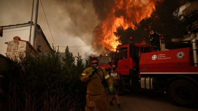 Ανησυχητικές διαστάσεις προσλαμβάνει η πυρκαγιά στη Γλυφάδα – Στη Βούλα το μέτωπο - Καίγονται σπίτια, μήνυμα 112