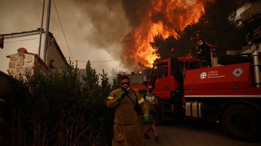 Ανησυχητικές διαστάσεις προσλαμβάνει η πυρκαγιά στη Γλυφάδα – Προς Βούλα το μέτωπο - Εκκένωση κατοίκων, μήνυμα 112
