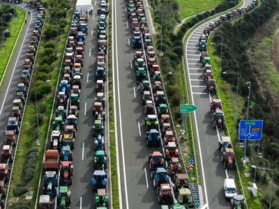 Αγροτικός αγώνας - Κλιμακώνουν τις κινητοποιήσεις, επεκτείνουν τα μπλόκα αγρότες - κτηνοτρόφοι στην Ελλάδα - Μετωπική με κυβέρνηση