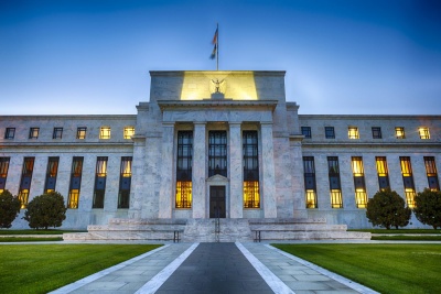 Fed: Βιώσιμη η ανάπτυξη των ΗΠΑ, ισχυρή η αγορά εργασίας - «Υπομονή» στη νομισματική πολιτική