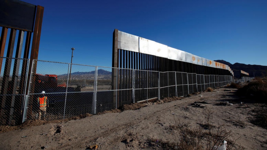 ΗΠΑ: Υποστηρικτές του Trump κατασκευάζουν τείχος στα σύνορα με το Μεξικό
