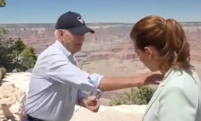 Σάλος στις ΗΠΑ με Biden: «Άγγιξε» (;) το στήθος παρουσιάστριας κατά τη διάρκεια συνέντευξης