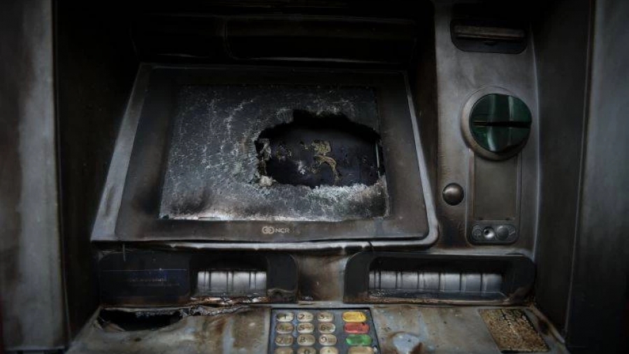 Εξάρχεια: Εμπρηστική επίθεση σε υποκατάστημα τράπεζας τα ξημερώματα