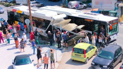Σοβαρό ατύχημα στη Θεσσαλονίκη - Ηλεκτρικό λεωφορείο έπεσε πάνω σε στάση - Τραυματίστηκαν 4 άτομα