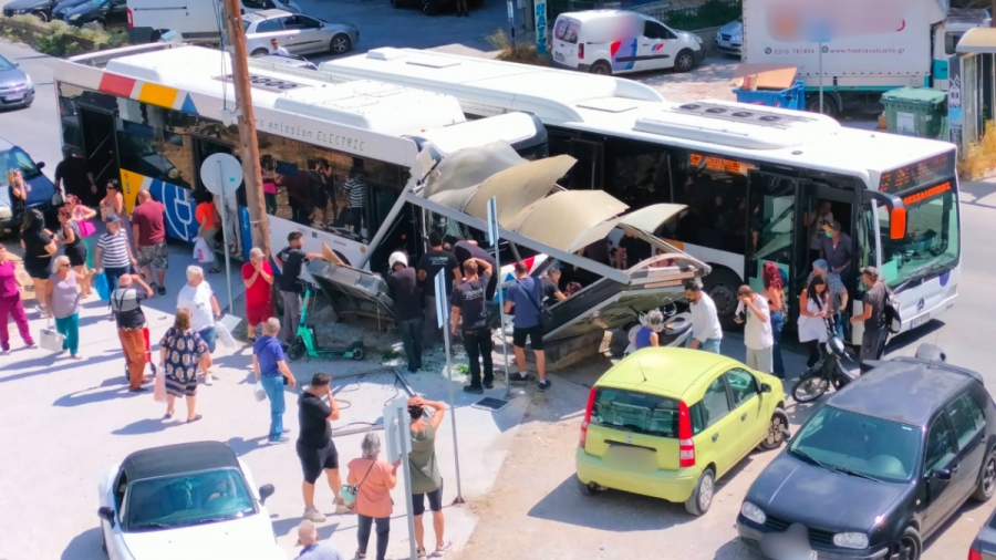 Σοβαρό ατύχημα στη Θεσσαλονίκη - Ηλεκτρικό λεωφορείο έπεσε πάνω σε στάση - Τραυματίστηκαν 4 άτομα