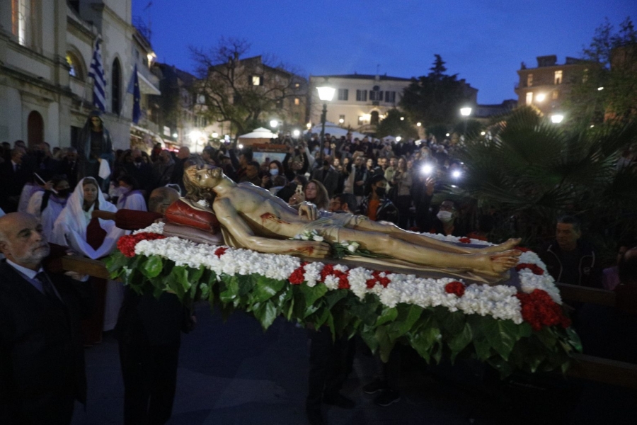 Ω γλυκύ μου έαρ - Χιλιάδες πολίτες στις εκκλησίες και στην περιφορά του Επιταφίου