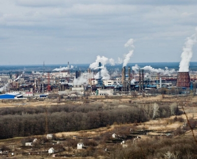 Ουκρανία: Διαρροή πετρελαίου και φωτιά από ρωσικό βομβαρδισμό στο εργοστάσιο Azot στο Severodonetsk