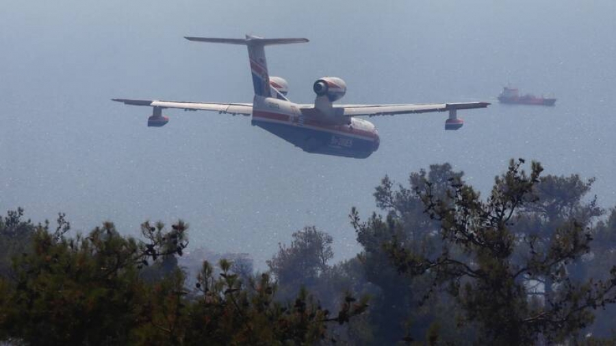 Μάχη με τις φλόγες - Εκκενώνται οικισμοί στο Αγρίνιο, χωρίς ρεύμα η Ρόδος