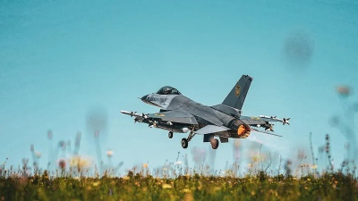 Τρομερό - Ουκρανικό F-16 απογειώθηκε από τη Ρουμανία και βρέθηκε εν μέσω καταιγισμό ρωσικών Geran
