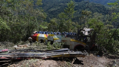 Τραγωδία στη Βολιβία – 11 νεκροί και 23 τραυματίες από την πτώση λεωφορείου σε χαράδρα