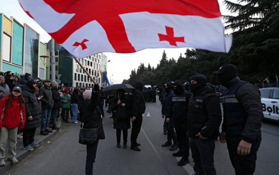 Υποκινούμενες αντικυβερνητικές διαδηλώσεις ξέσπασαν στη Γεωργία