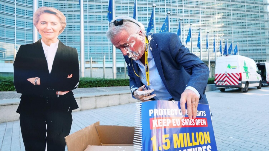 Τούρτα στο πρόσωπο του CEO της Ryanair έριξαν ακτιβιστές