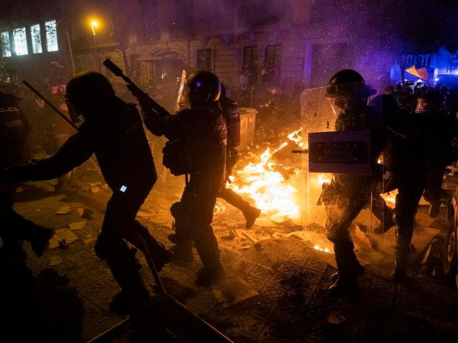 Συνεχίζονται οι ταραχές στην Βαρκελώνη - Αίτημα αλλαγής έδρας του αγώνα Μπαρτσελόνα - Ρεάλ Μαδρίτης