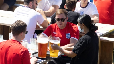 «Μουντιάλ χωρίς μπύρα» - Η Βρετανία προετοιμάζεται για τις επιπτώσεις του κλεισίματος των Στενών του Hormuz