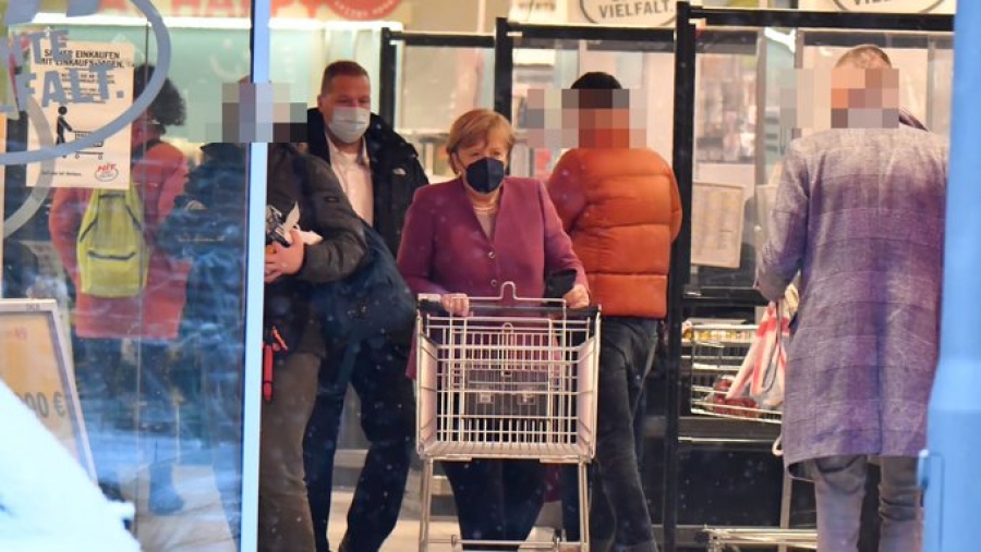 Γερμανία: Η 1η μέρα της Merkel στην σύνταξη - Από το γραφείο στο σούπερ μάρκετ