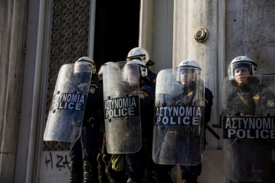 Επίθεση κατά των ΜΑΤ στο Γουδί – Εκτόξευσαν μολότοφ από την Πολυτεχνειούπολη