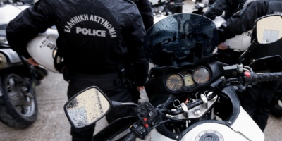 Βιαοπραγία κατά ανηλίκου στο Μενίδι: Ρατσιστικό κίνητρο στην πράξη του δράστη αστυνομικού - Παραδόθηκε μετά τη λήξη του αυτοφώρου