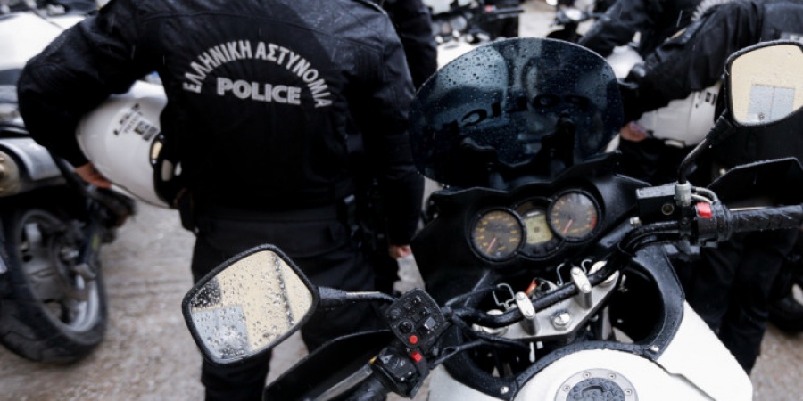 Βιαοπραγία κατά ανηλίκου στο Μενίδι: Ρατσιστικό κίνητρο στην πράξη του δράστη αστυνομικού - Παραδόθηκε μετά τη λήξη του αυτοφώρου