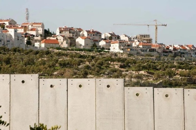Το Ισραήλ αγνοεί τις ΗΠΑ και επεκτείνει τον εποικισμό στη Δυτική Όχθη παραβιάζοντας το διεθνές δίκαιο