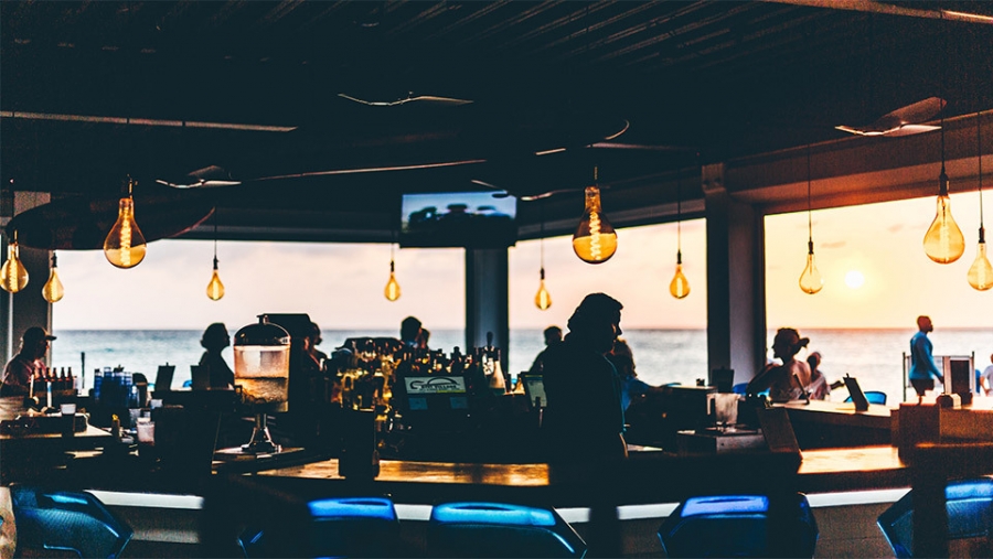 Ανατροπή στην εστίαση - Μόνο εμβολιασμένοι και νοσήσαντες στα υπαίθρια κέντρα διασκέδασης - Βαριά πρόστιμα για παραβάτες