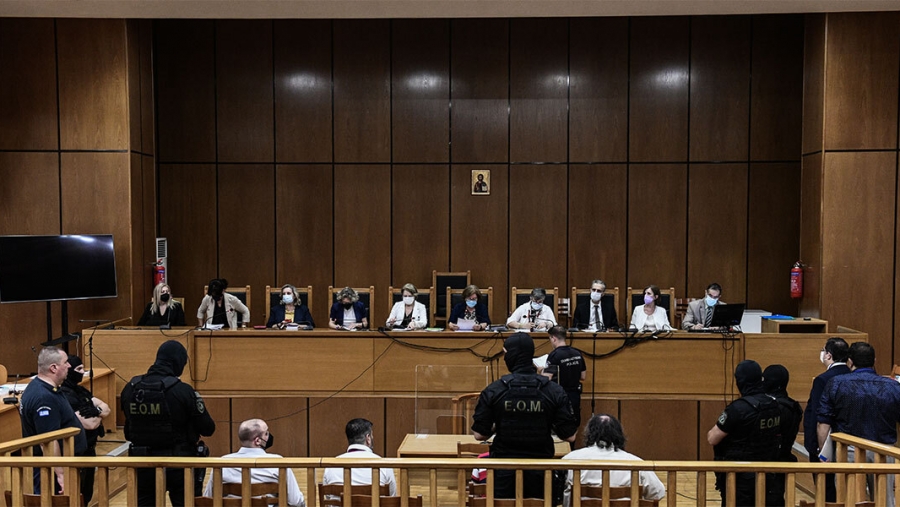 Δίκη Χρυσής Αυγής - Ένταση και συνθήματα στο δικαστήριο από οπαδούς του Ηλία Κασιδιάρη