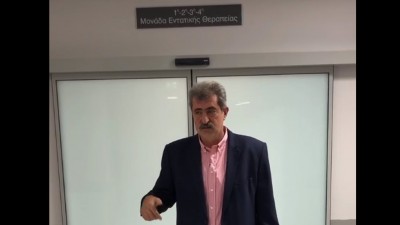 Το βιολί του ο Πολάκης - Έξω από τη ΜΕΘ του «Σωτηρία» χωρίς μάσκα