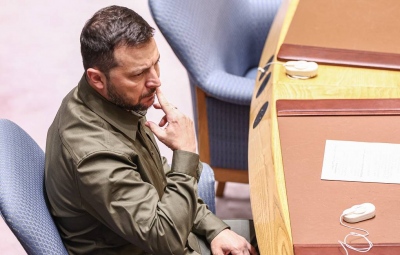 Bloomberg: O Zelensky χάνει τον ρόλο του μαχόμενου ηγέτη – Καρατόμησε την πιο ακατάλληλη στιγμή τον Zaluzhny